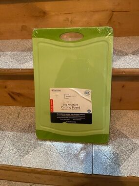 Mainstays Green Slip Resistant Cutting Board
